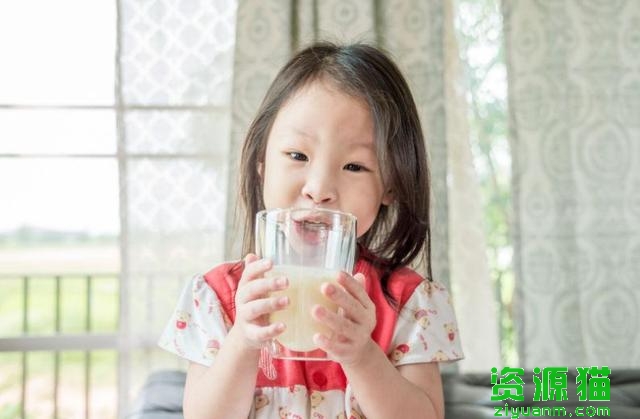 孩子奶粉应该喝到几岁（奶粉要给宝宝喝到几岁）(5)