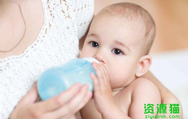 刚出生的宝宝多久喂一次奶量多少（宝宝应该吃多少奶）(3)