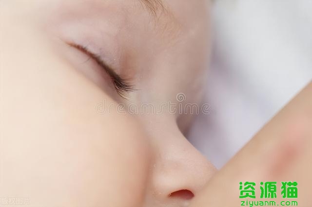宝宝眼睛大小不一样怎么睡（宝宝习惯朝一侧睡）(1)