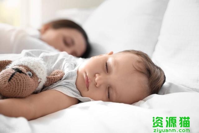 宝宝眼睛大小不一样怎么睡（宝宝习惯朝一侧睡）(4)